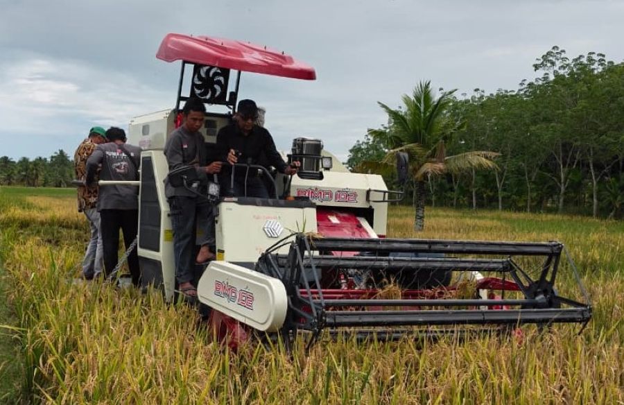 Syarief Alkadrie Serahkan Mesin Panen untuk Masyarakat  Sambas